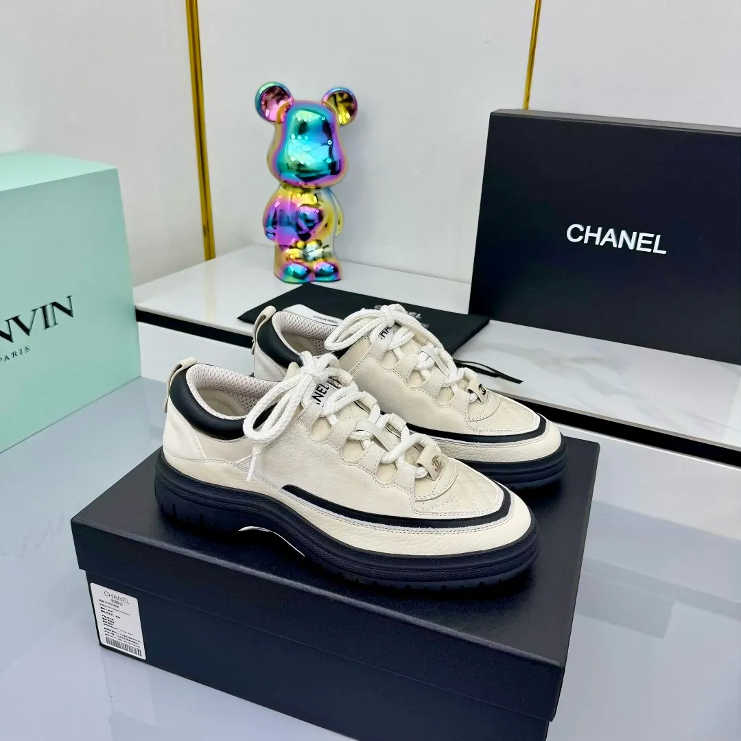 👟👟Ex-factory price 600👟👟 CHANEL 25C early autumn vacation style new casual shoes. A pair of comfortable shoes can reduce the fatigue on your feet. The new style is very versatile, whether it is daily wear or a sister party. It can be easily used for commuting in the workplace, outdoor sports and various occasions. It can increase the height, straighten the legs, modify the shape of the feet, is comfortable and comfortable without rubbing the feet, and has good breathability. It can also be worn in summer. Office workers can also easily own it when wearing it. The fabric is pebbled cowhide + plaid pad to show off sheepskin. The original open-molded rubber foam outsole! size: 35-40 (41 customized, non-refundable and non-exchangeable) 👉